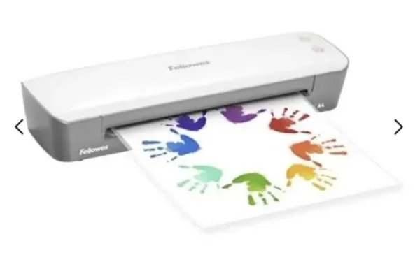 Máquina de Plastificar Fellowes ION A4 em utilização