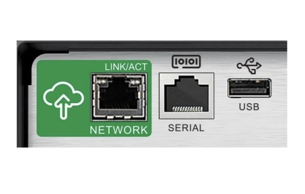 Painel traseiro do UPS APC SMT3000IC com tomadas IEC e ligações de comunicação.